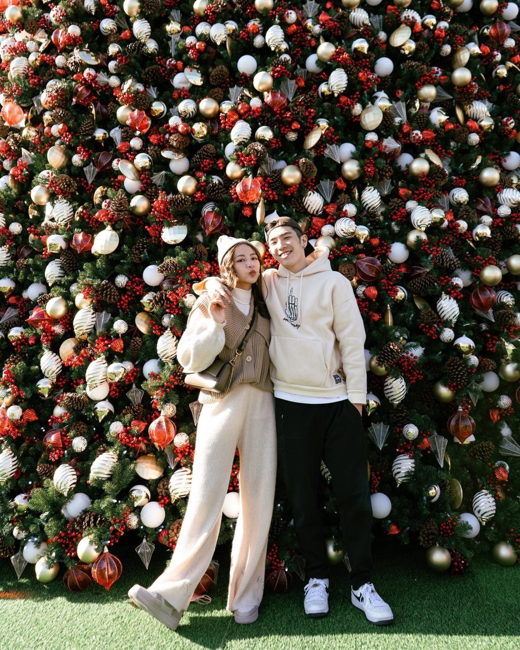 姜卓文前年聖誕於社交網貼出與女友CC（左）合照，正式公開戀情。