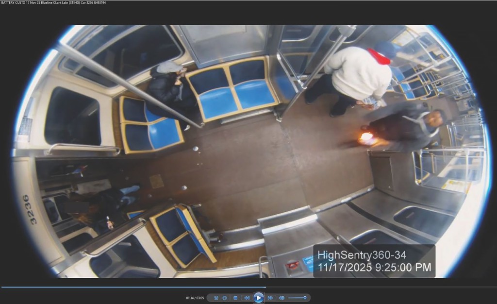 監視器拍到，里德持燃燒汽油走向麥吉。伊利諾州區域法院