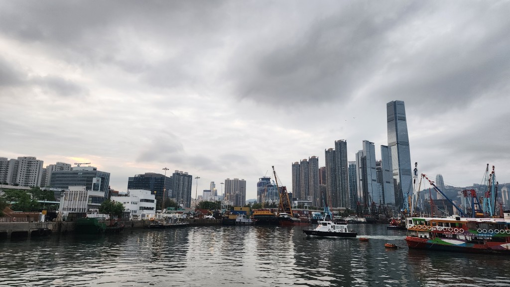 週末期間部分時間有陽光,仍有幾陣驟雨。 週末期間部分時間有陽光,仍有幾陣驟雨。