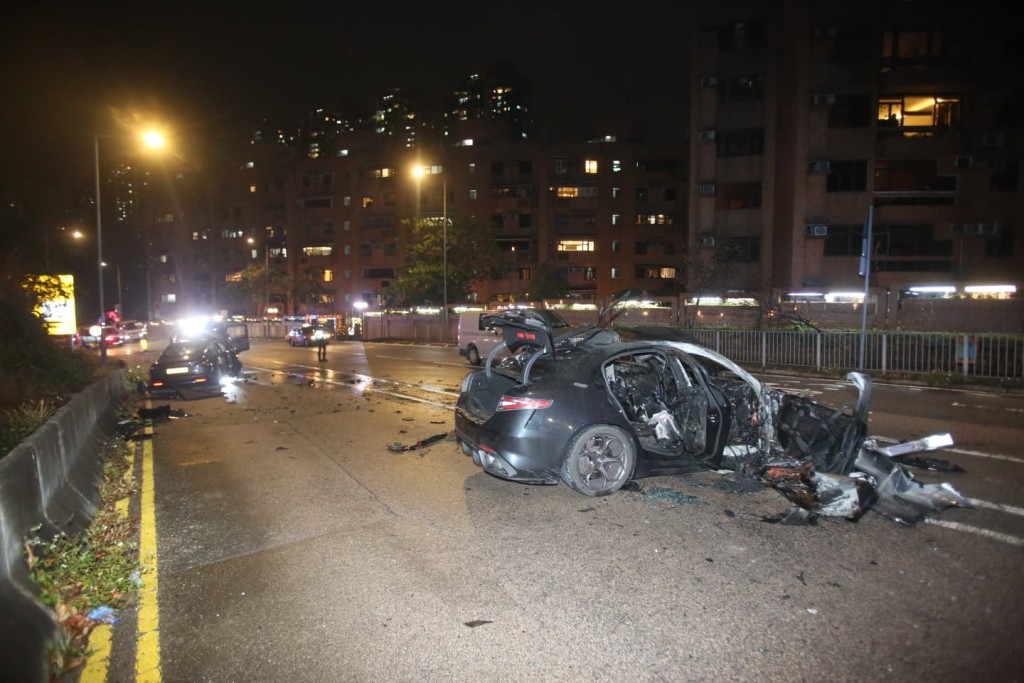 私家車車頭嚴重焚毀。曾志恒攝