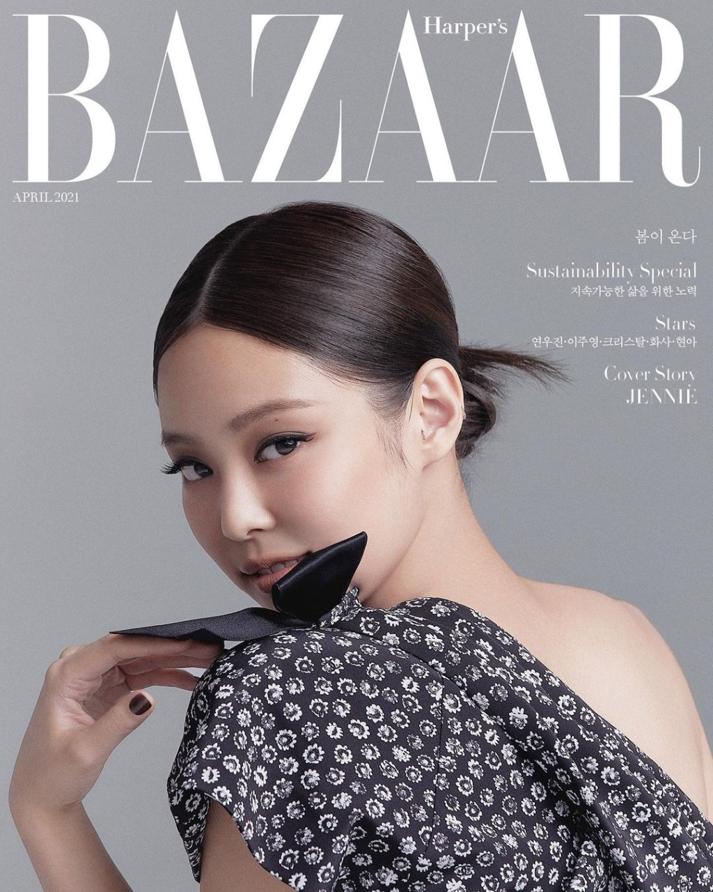 Jennie露背行小性感路線。（相片提供：《BAZAAR》）
