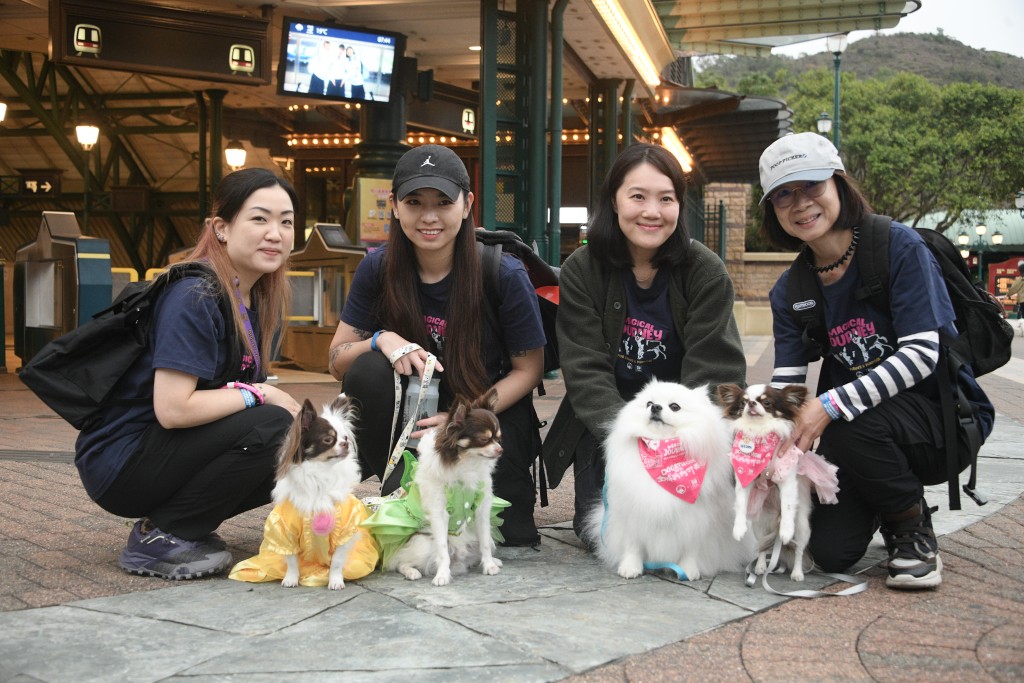 不少狗主與愛犬不停打卡留念。 不少狗主與愛犬不停打卡留念。