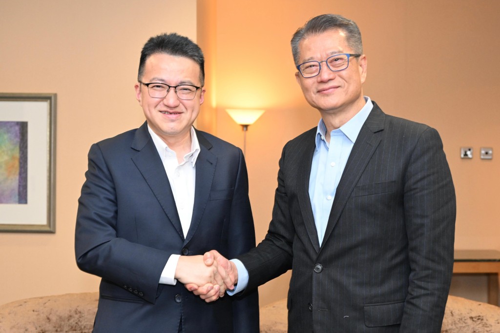 陳茂波（右）與馬來西亞國際貿易及工業部副部長劉鎮東（左）會面。