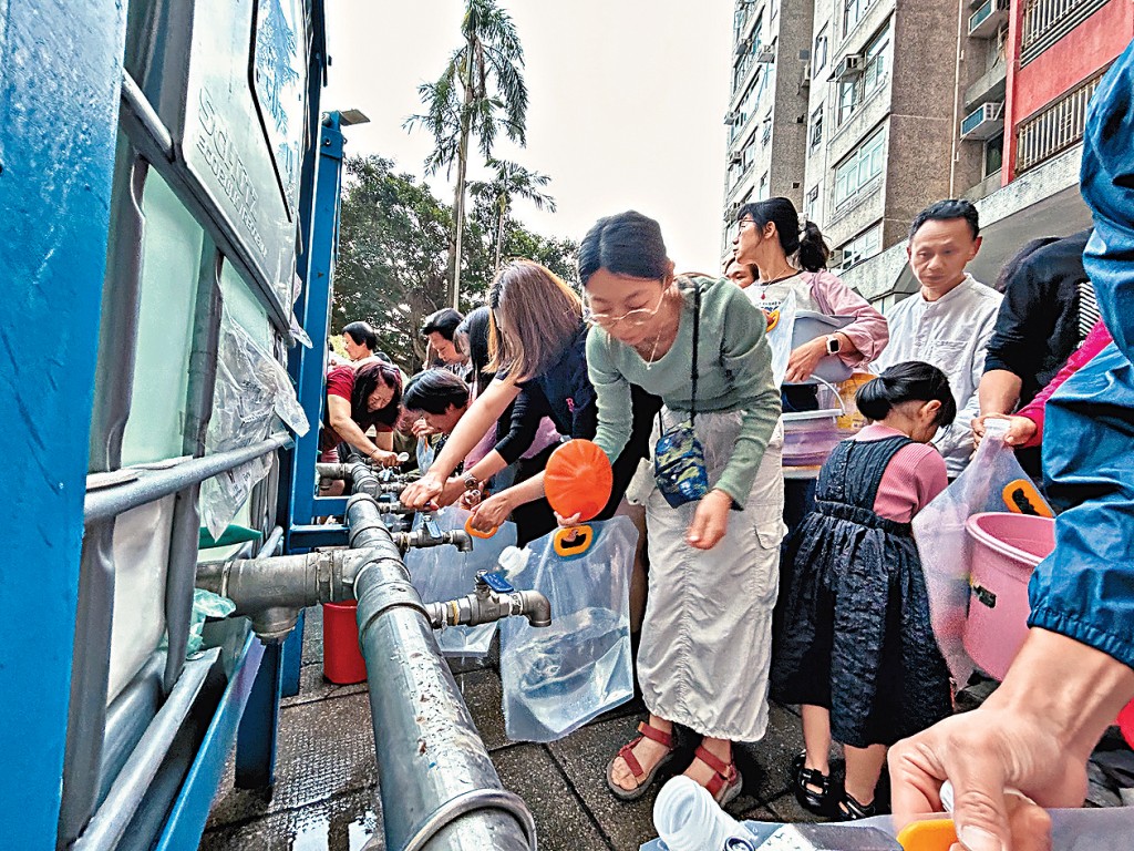 水務署派出水車到天平邨，不少居民輪候取水。