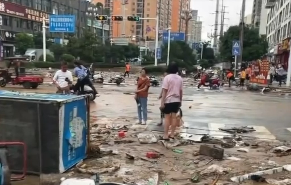 市民自發清理街道。新京報