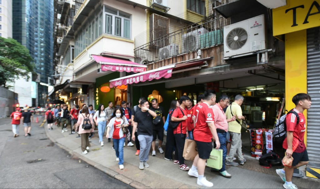 多名球迷冒雨到大球場支持。黃文威攝 多名球迷冒雨到大球場支持。黃文威攝