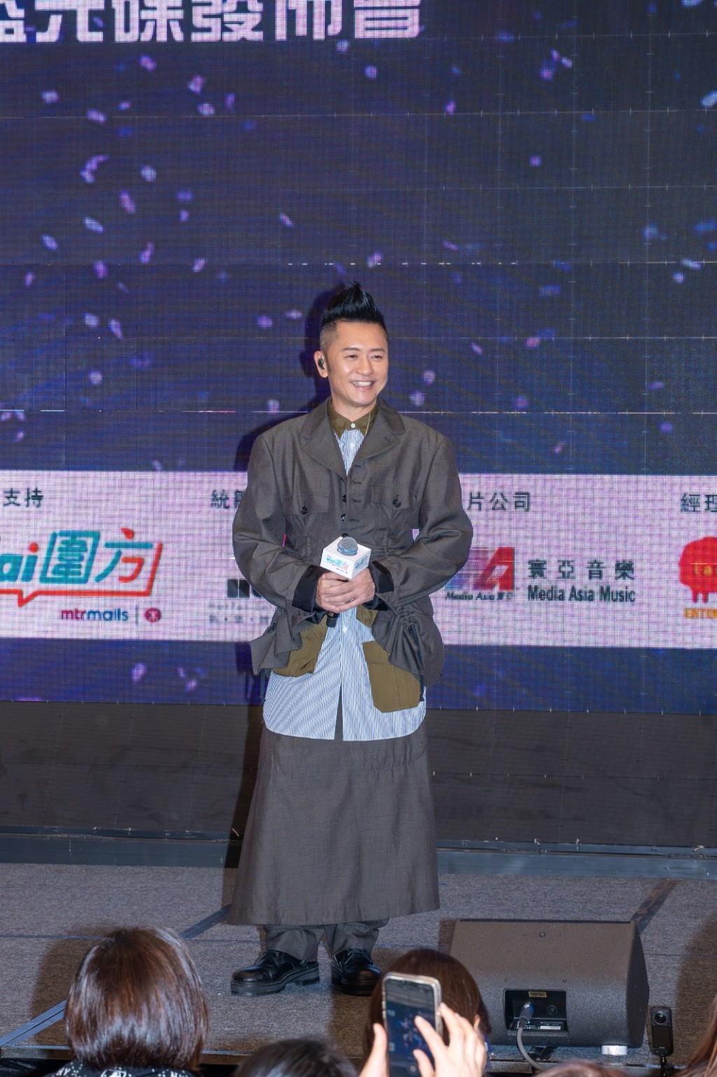 苏老板屋企大到可以容易大批歌迷举行签名会？