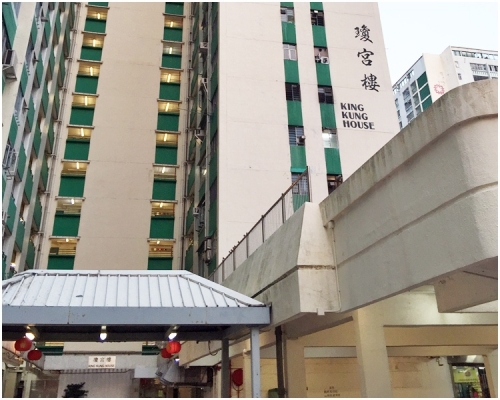 少年於彩雲邨對開被截查。資料圖片