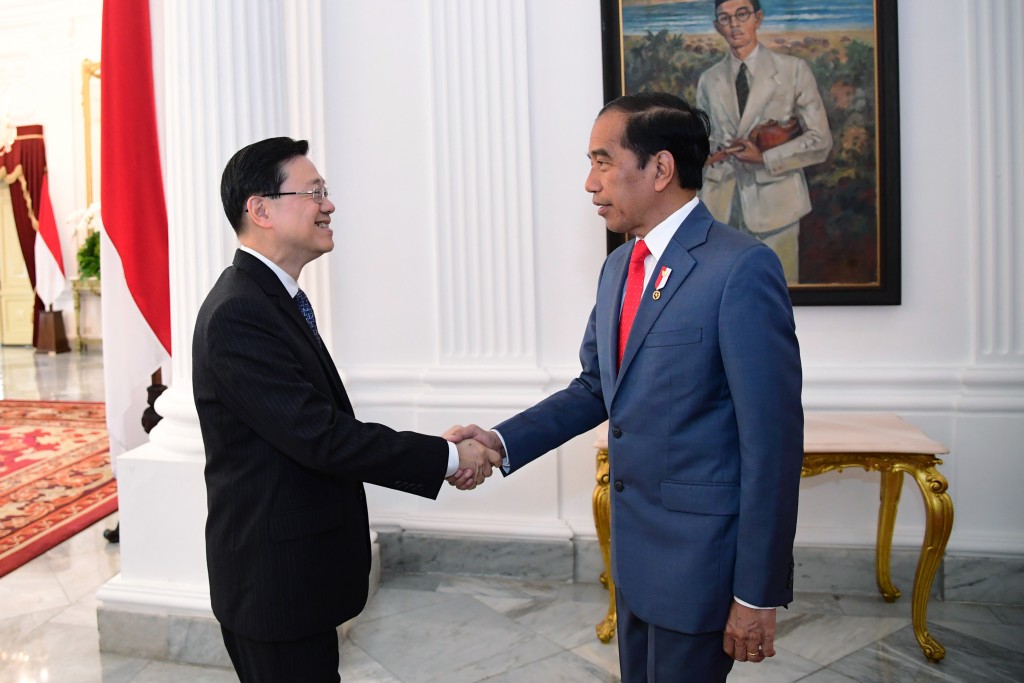 行政長官李家超（左）上星期率領香港代表團訪問印尼，並與印尼總統佐科‧維多多（右）會面。資料圖片