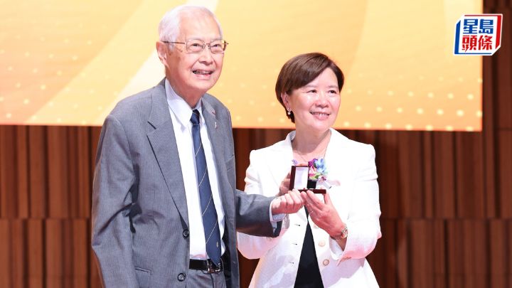 科大創校校長吳家瑋教授（左）特意出席，向現任校長葉玉如教授頒發30年長期服務獎。