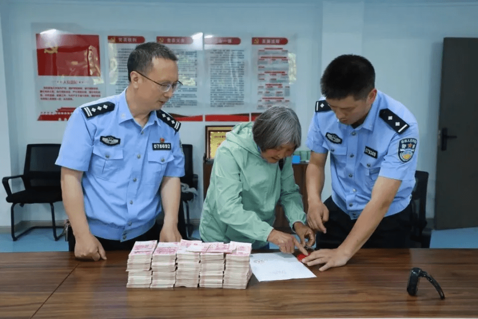 家住深山70歲老人把40多萬元養老錢藏家中，一夜被盜。警方連夜破案，人贓俱獲 。