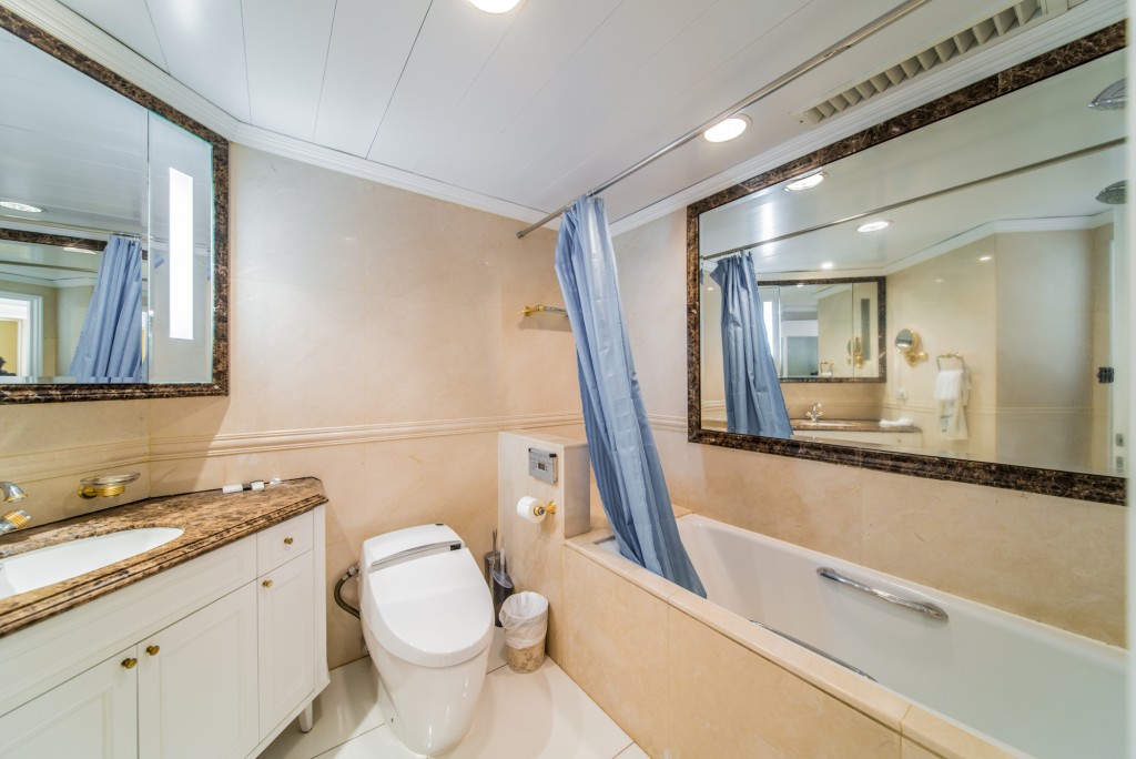 浴室備有多面大鏡，方便住戶梳洗裝身。