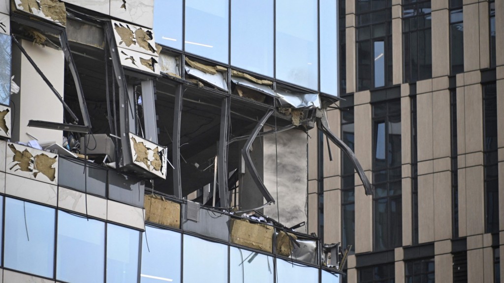 其中兩層辦公室受損。路透社