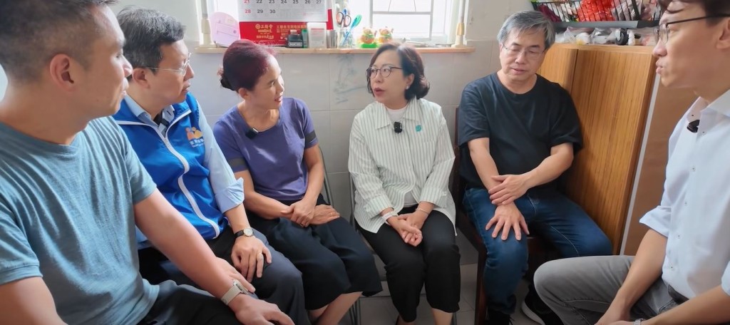 麥美娟早前在荃灣民政事務專員陪同下，到荃灣與當區區議員、協助推行計劃的地區團體、法團代表及住戶交流，了解計劃的實際成效。