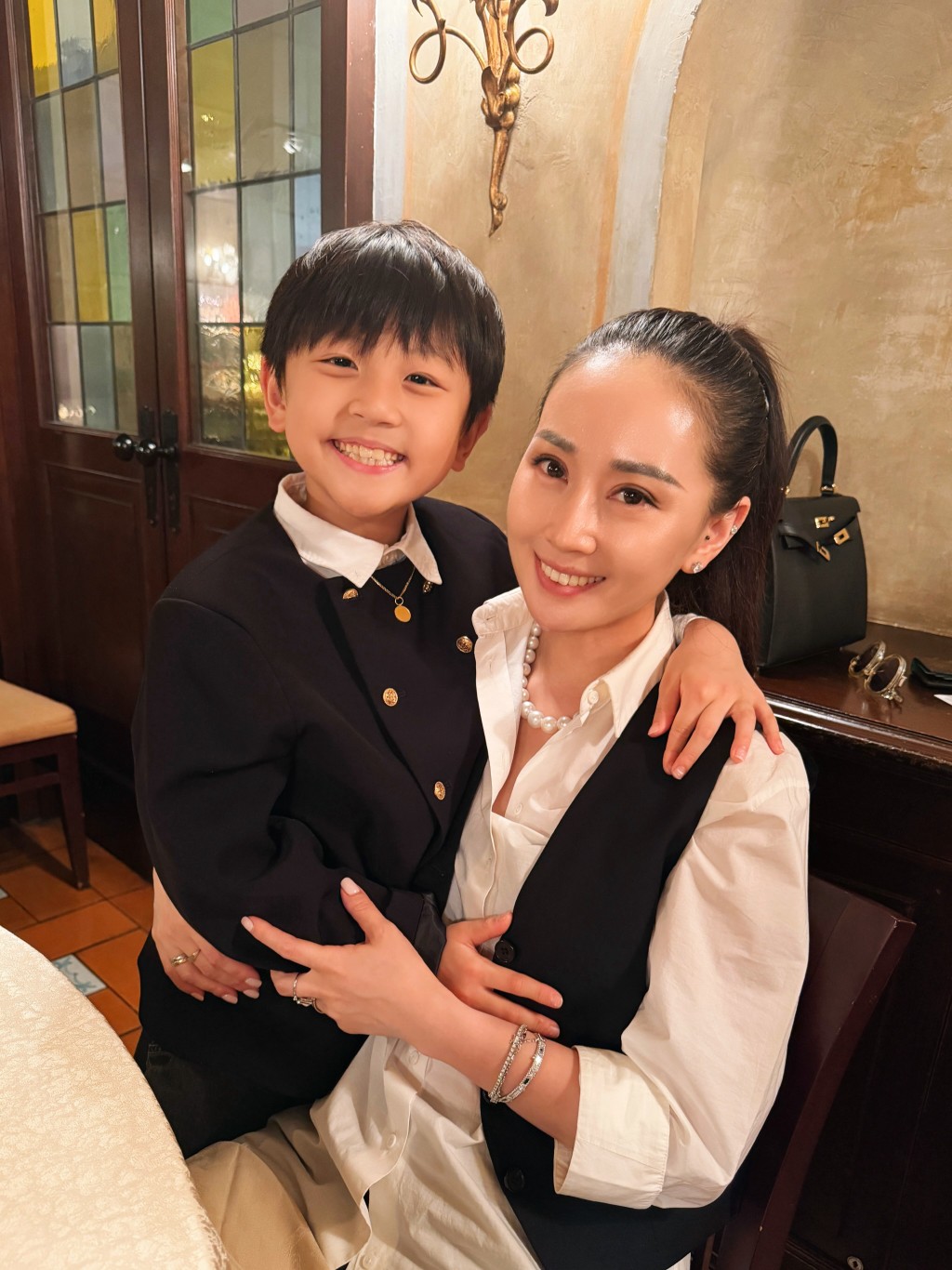 囝囝攬實媽咪影合照，母子情深，場面溫馨。
