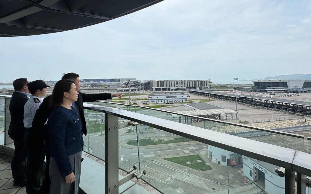 海關助理關長蔣依莉先後前往羅湖管制站、落馬洲支線管制站、港珠澳大橋香港口岸及西九龍高鐵站，實地視察通關概況。香港海關fb圖片