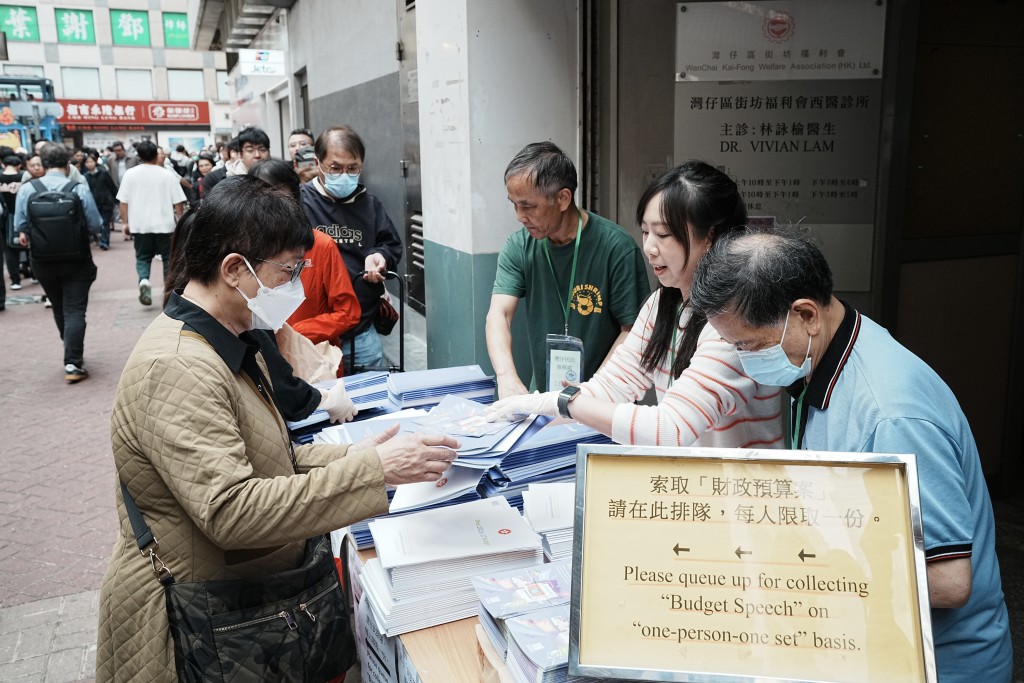 李家超表示，預算案積極從「AI+」和「金融+」兩條主線推進，提升產業發展，打造國際高端人才集聚高地。