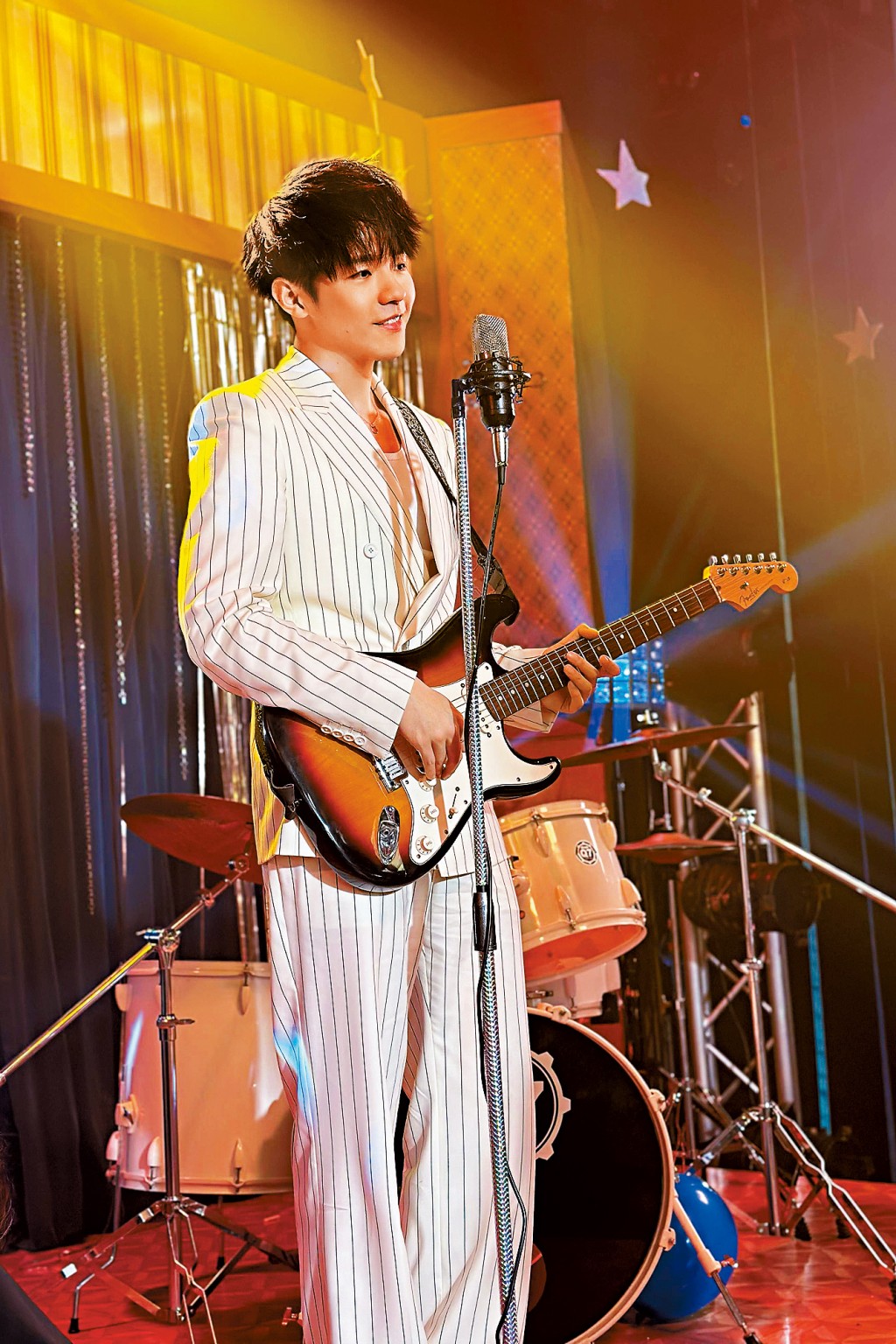 Ian在MV中揹着他的珍藏结他出镜。