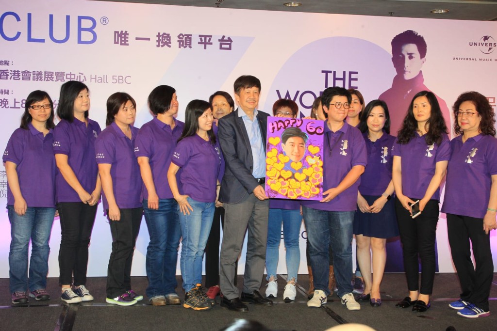 歌迷送上生日卡,由陈百强的哥哥James接收。