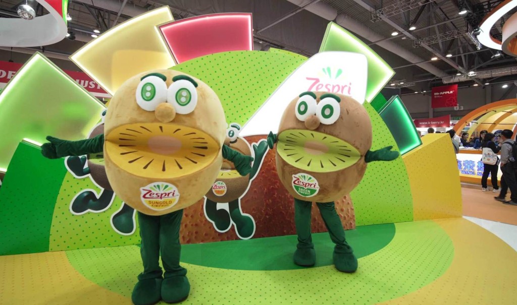 场内随处可见不同的水果人偶。