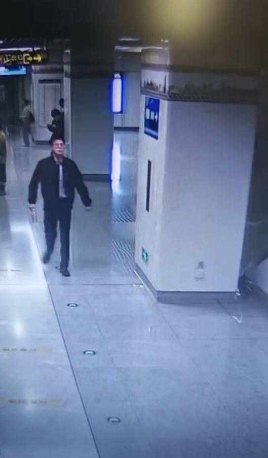 廣西地鐵有年輕男乘客在月台大便。