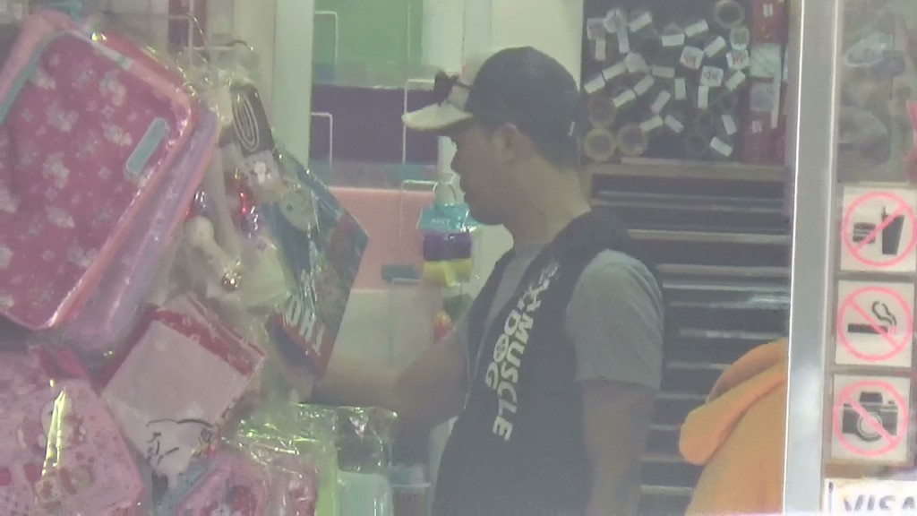 谢天华喺文具店睇到啲卡通精品即埋去拣番件，送给家中小宝贝。