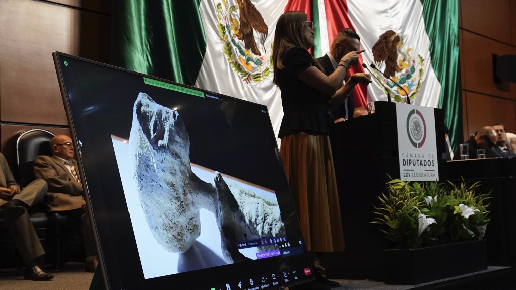 講者在墨西哥國會介紹「非人類新物種」。 美聯社