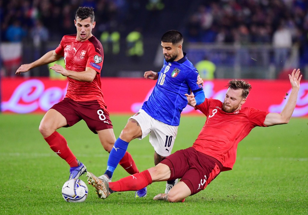 瑞士(紅衫)於2022世盃外力壓意大利首名出線。REUTERS