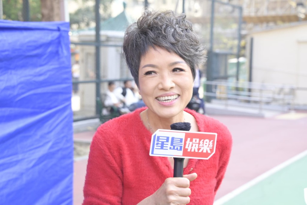 她又笑指老公很囉嗦，怕他來到會指指點點。