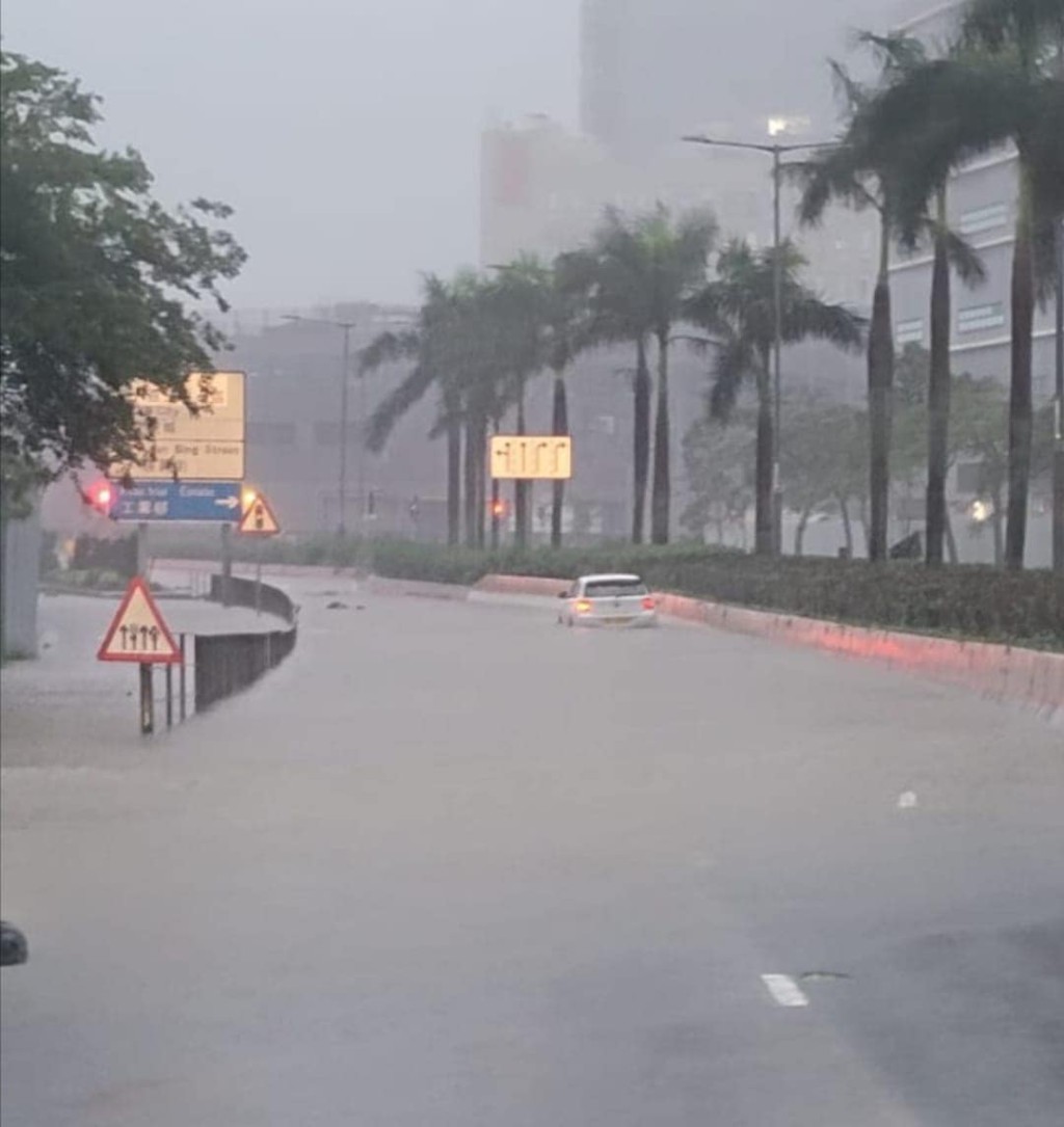 將軍澳出現嚴重水浸。香港突發事故報料區FB圖片