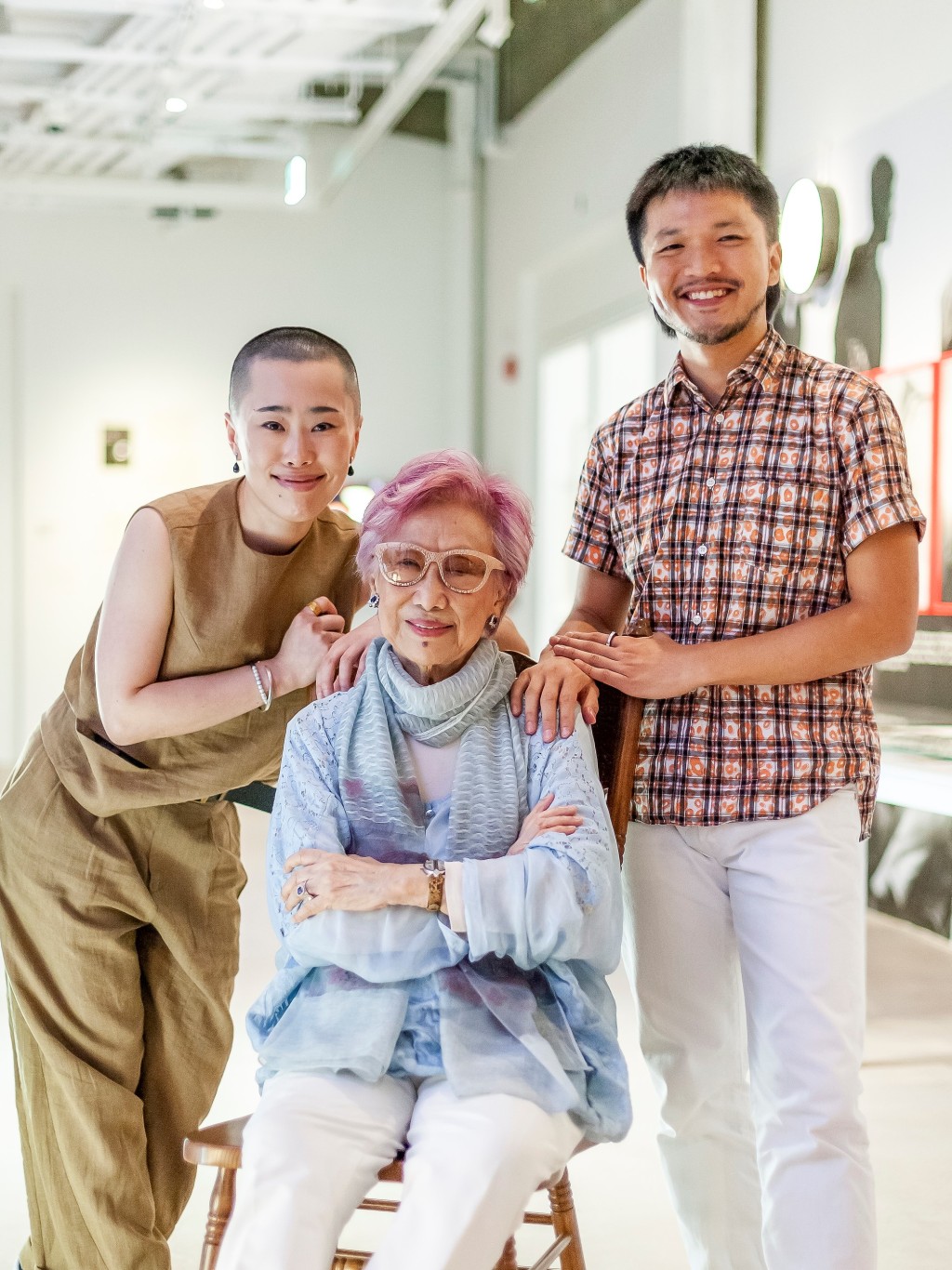 南豐紗廠獻給潘迪華特展｜潘迪華與CHAT六廠策展人王慰慰（左）及李勺言（右）