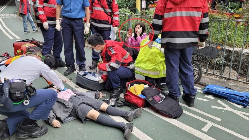 踩單車女子臉擦傷，男生被撞後倒地一度昏迷，救護員現場施救。網上圖片