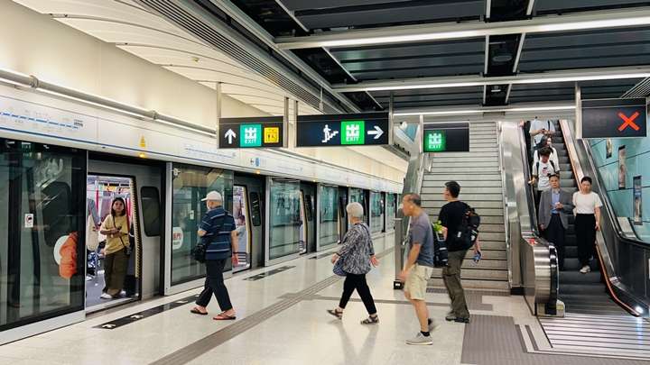 港島綫堅尼地城站因列車出現設備故障,服務一度受阻。蔡楚輝攝