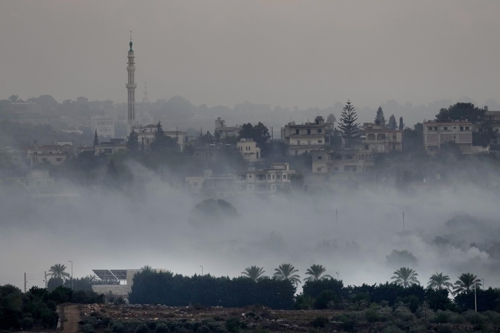 以军空袭的南黎巴嫩边境村落烟雾弥漫。美联社