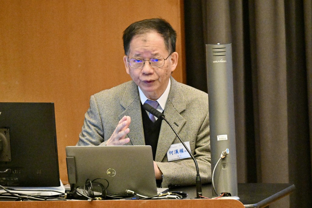 香港大學中國歷史研究文學碩士課程同學會會長何漢權致辭時強調，新聞與歷史「你中有我、我中有你」，二者均以「求真求實」為核心價值。蘇正謙攝