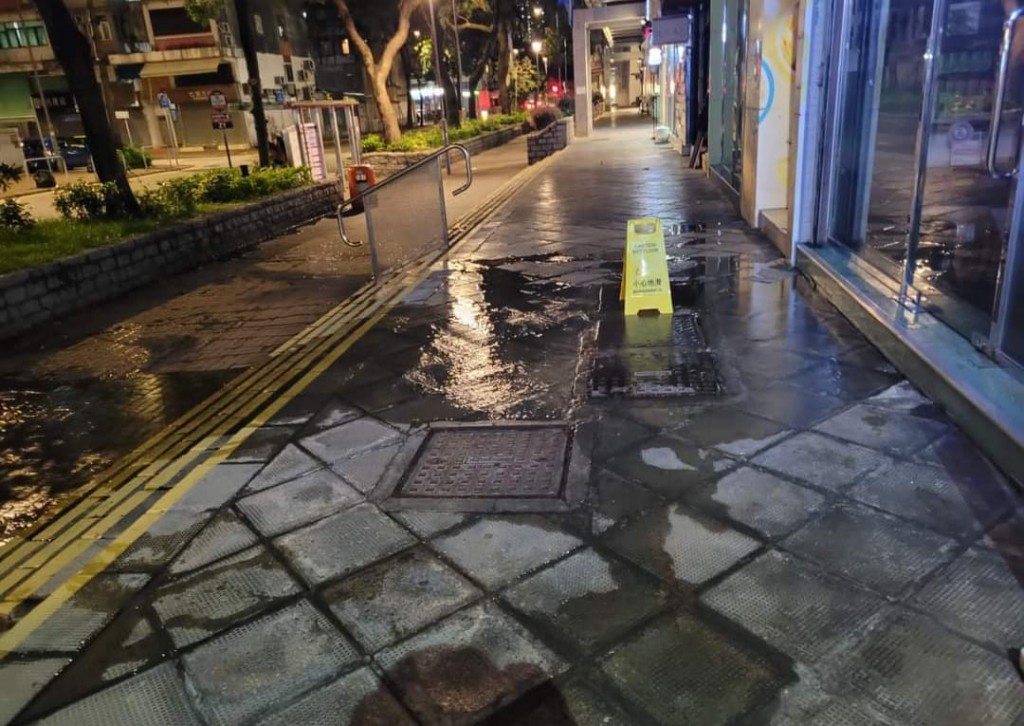 地面濕透影響街坊出入。