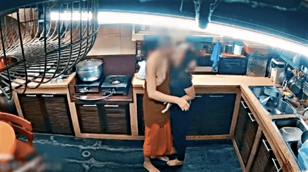 阿贊初被拍下在廚房與女信徒愛姐調情。 阿贊初被拍下在廚房與女信徒愛姐調情。