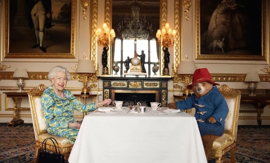 英女皇和柏靈頓熊未睇騷前先歎下午茶。