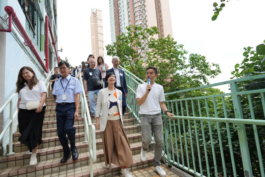 眾人參觀「梯間拾趣」遊徑,沿依山而建的特色梯級漫步。何永賢FB圖片 眾人參觀「梯間拾趣」遊徑,沿依山而建的特色梯級漫步。何永賢FB圖片