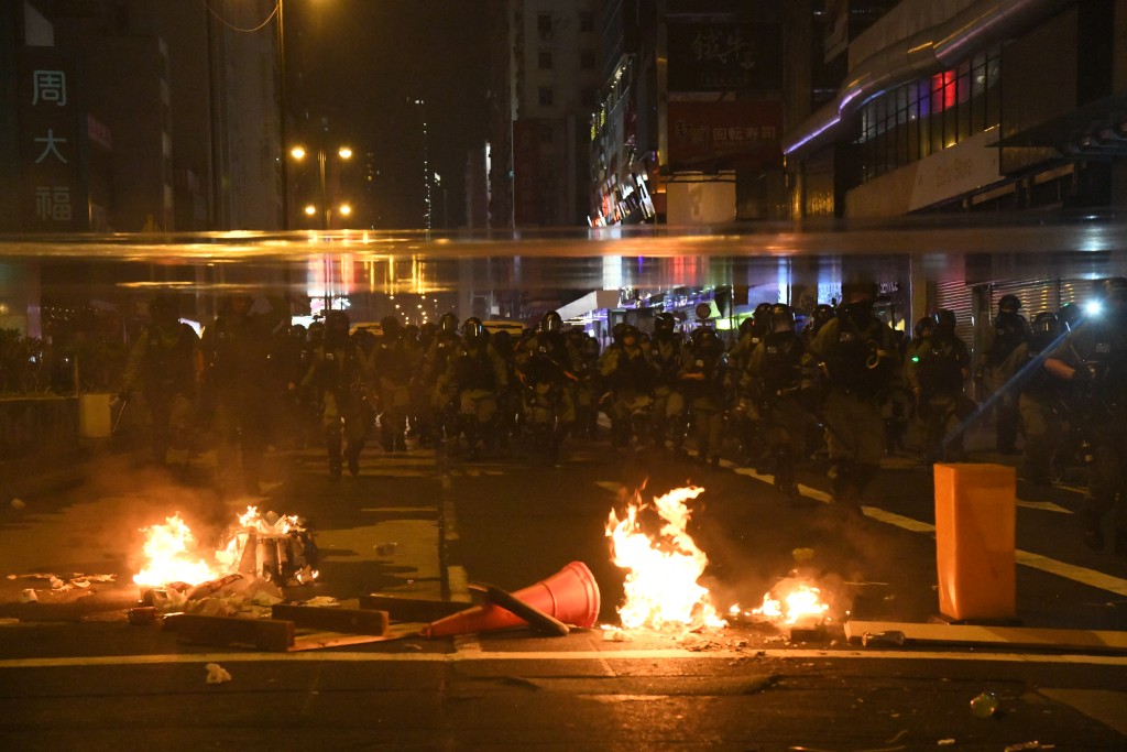 2019年香港爆发反修例示威。图为暴徒投掷汽油弹。资料图片