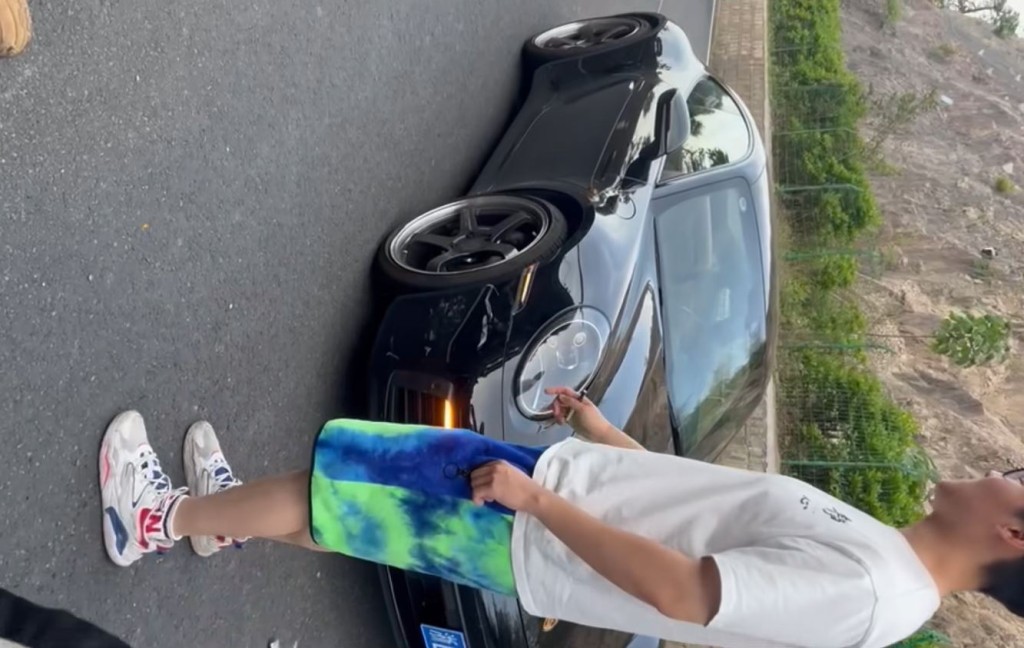 保時捷司機肇事後未理會傷者，只顧換車牌。抖音＠項少.玩機車