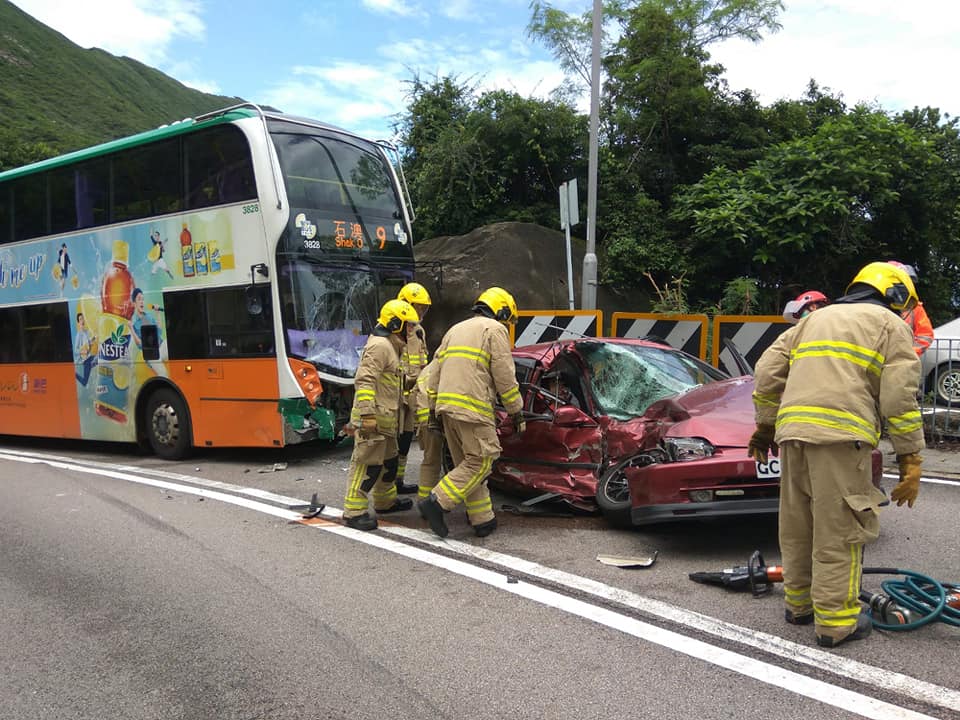 私家車車頭右邊近司機位嚴重損毀。facebook‎香港突發事故報料區Kei Tong轉載