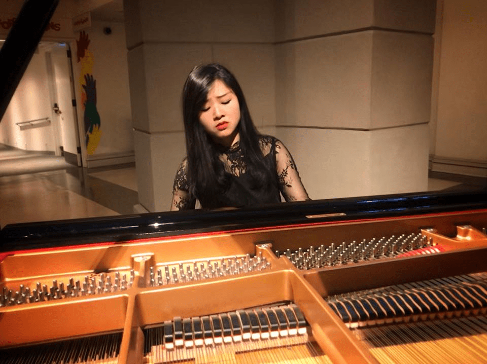 劉薇璐曾在多個國家和地區進行演出,是一位典型的音樂才女,碩士畢業後她一直擔任鋼琴教師。 Weilu Liu個人FB 劉薇璐曾在多個國家和地區進行演出,是一位典型的音樂才女,碩士畢業後她一直擔任鋼琴教師。 Weilu Liu個人FB