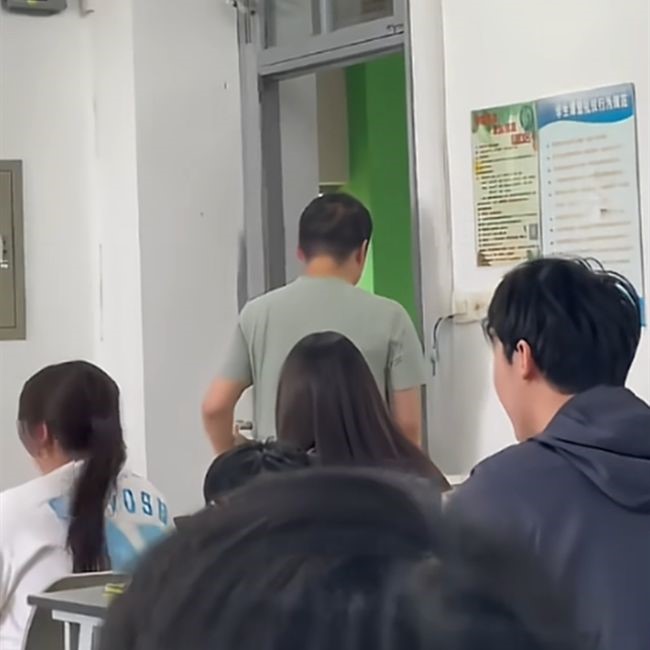 上堂睡觉被叫醒的男生情绪失控。抖音