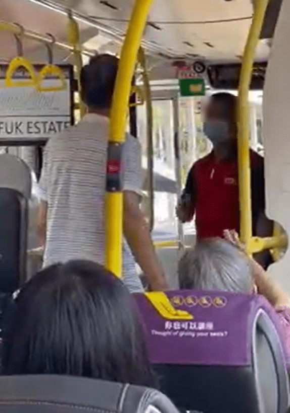 巴士車長因一原因未落斜板，躁漢爆粗大鬧車廂。影片截圖