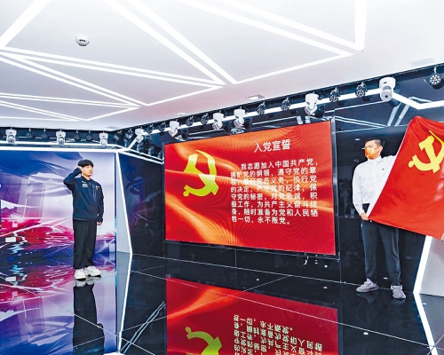 明凱(左)宣誓入黨。