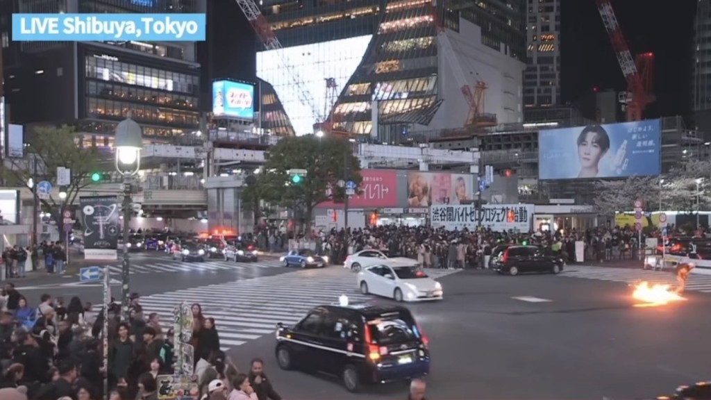 涩谷十字路口有人泼液点火。  LIVE Camera