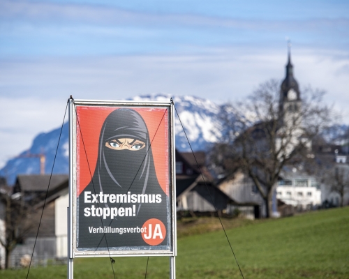 瑞士公投通過全面禁止公共地方蒙面，引發當地穆斯林組織批評。AP圖片