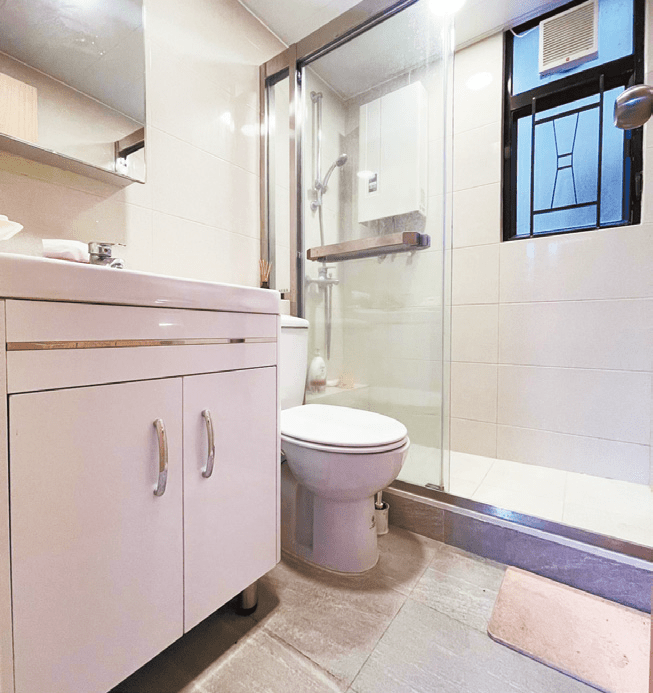 浴室設有窗戶，並裝有抽氣扇，空氣清爽流通。