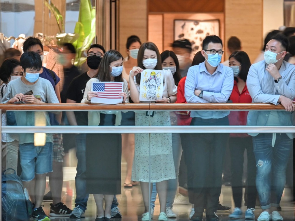 置地廣場有人聚集抗議。